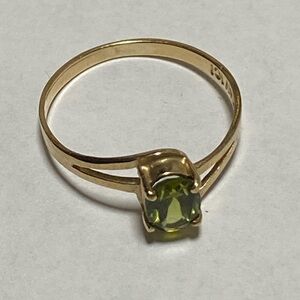 Green Peridot 10k Yellow Gold Ring size 7.5